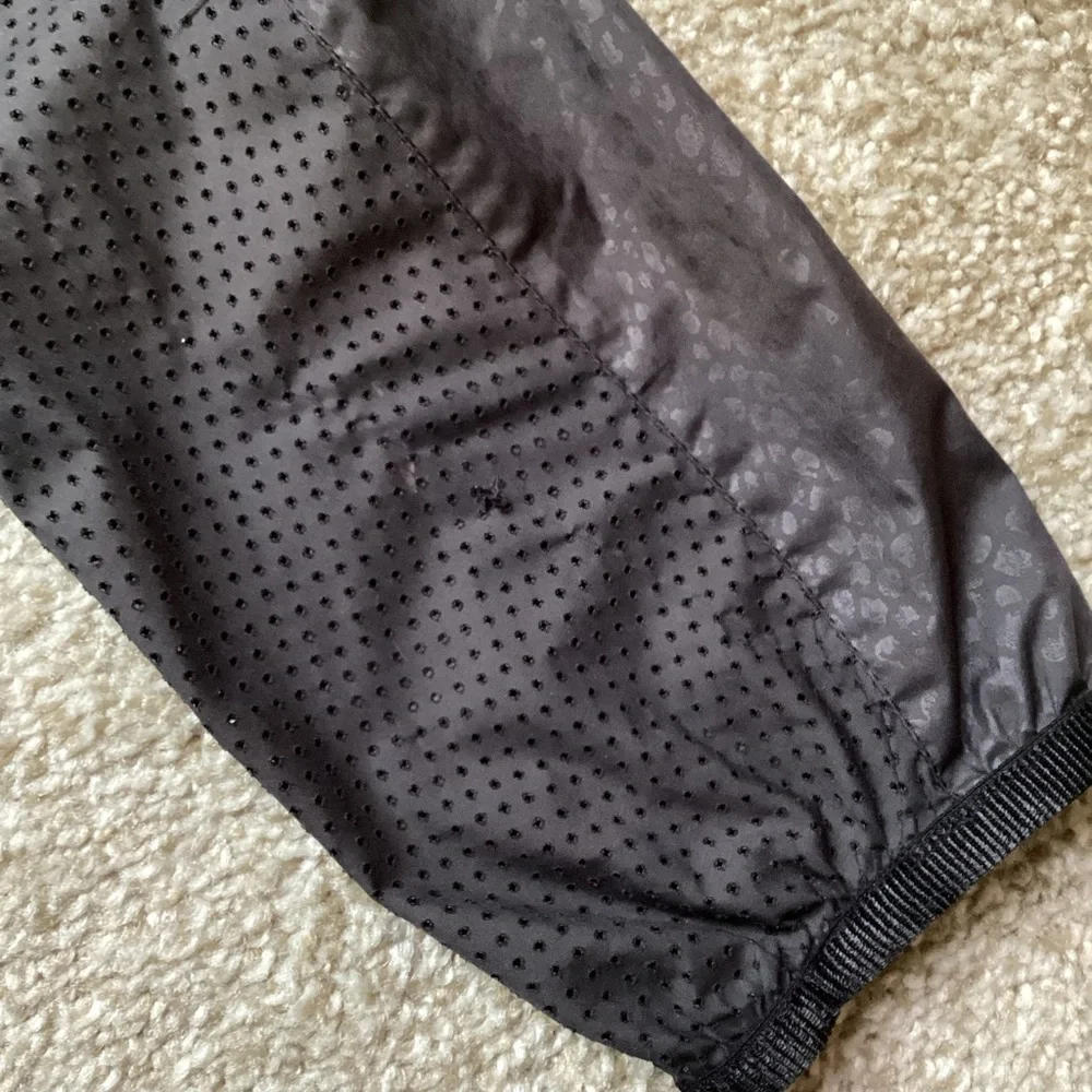 Lululemon Miss Misty Jacket II Desert Snake Embossed Black Rain Coat Hooded XS - Picture 16 of 16